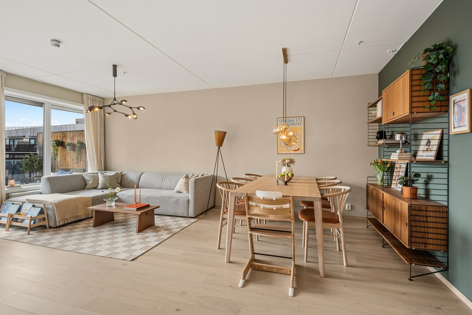 Hyggelig oppholdsrom med åpen løsning og naturlig plass til både sofagruppe og spisebord. Galleribilde