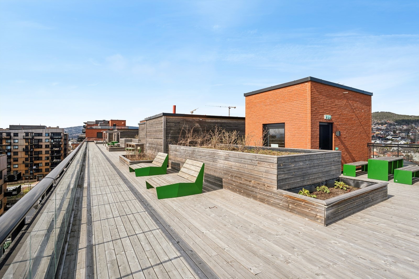 Borettslaget disponerer en flott felles takterrasse med nydelig utsikt mot Oslofjorden - et perfekt sted å nyte fine dager i rolige omgivelser. Galleribilde
