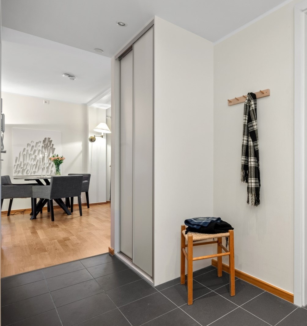 Yttertøyet ryddes enkelt bort i en plassbygget skyvedørsgarderobe i entréen. Galleribilde