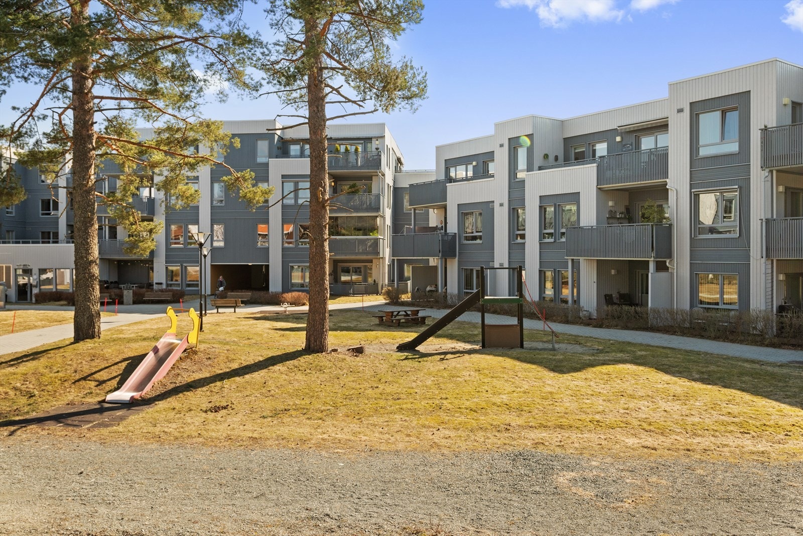 Sameiet har et hyggelig fellesområde med sittegrupper, store grøntarealer og lekeapparater til glede for de minste. Galleribilde