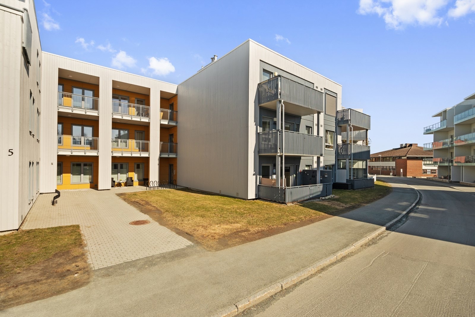 Fra leiligheten er det ca. 9 og 12 minutters gange til henholdsvis Åsheim barneskole og Åsheim ungdomsskole. Heimdal videregående skole ligger på Saupstad, ca. 2,1 kilometer unna leiligheten. Galleribilde