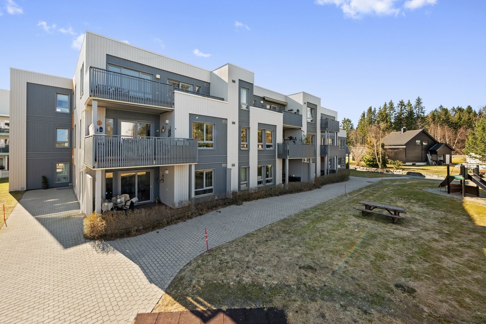 Nærområdet byr på tog, skoler, barnehager, idrettsanlegg og flere treningssentre. Galleribilde