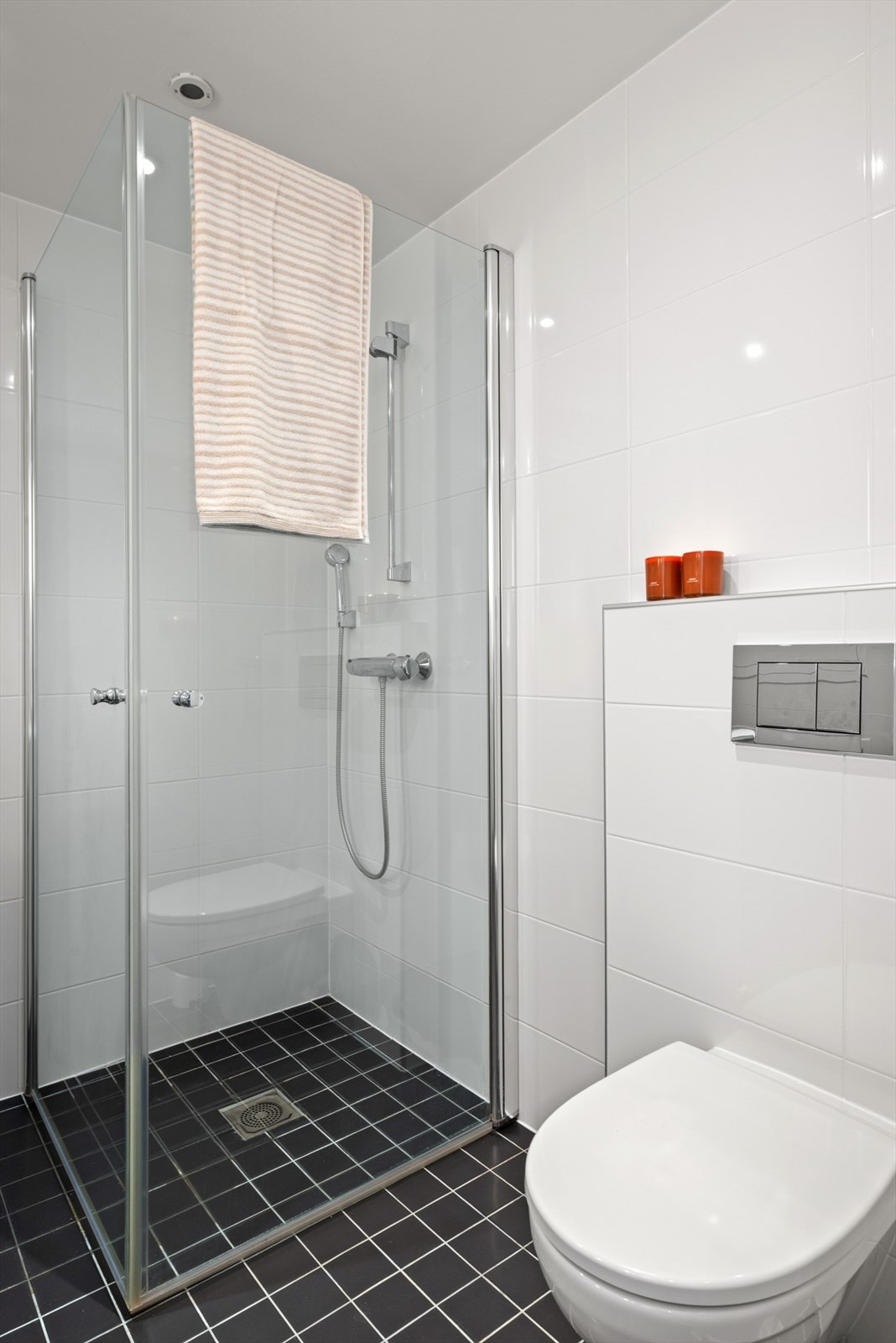 På badet er det varmkabler i gulv, dusjhjørne med sammenslåbare dusjvegger og vegghengt toalett. Galleribilde