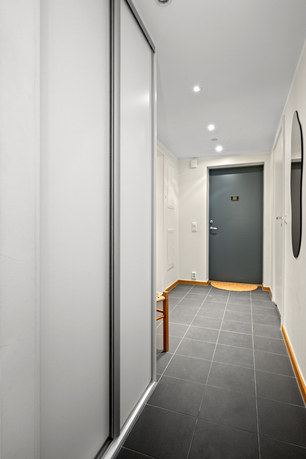 Man ønskes velkommen av en innbydende entré med downlights i taket. Galleribilde