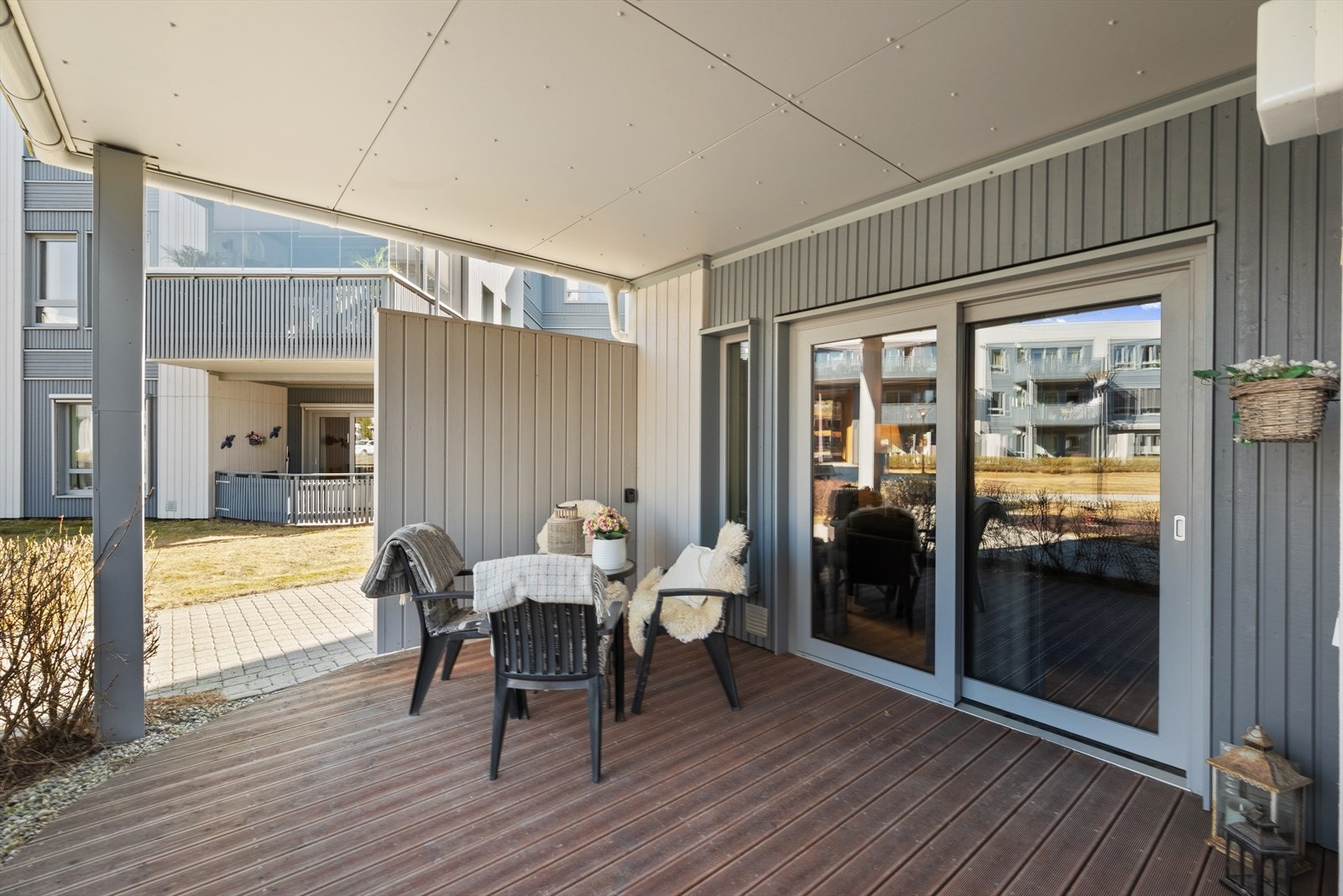 Den takoverbygde terrassen har utestikk, belysning og levegger for fin skjerming. Galleribilde