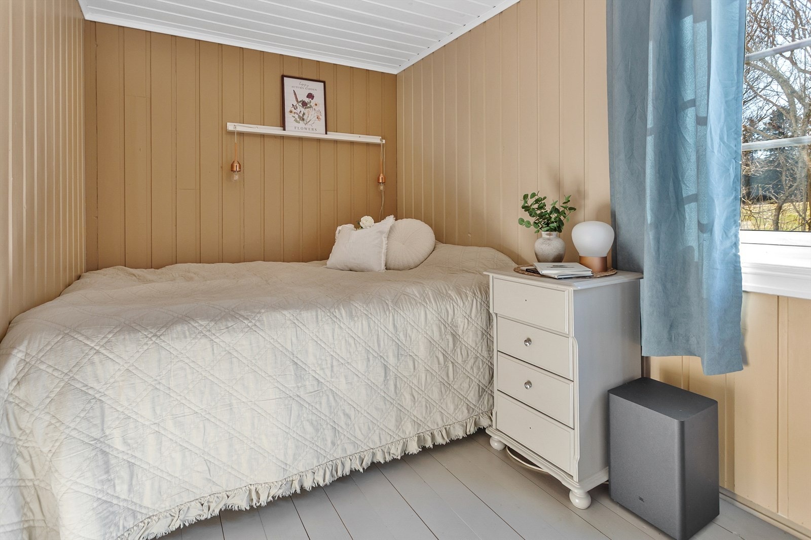 Soverommet har panelte vegger og plass til seng samt annen møblering. Galleribilde