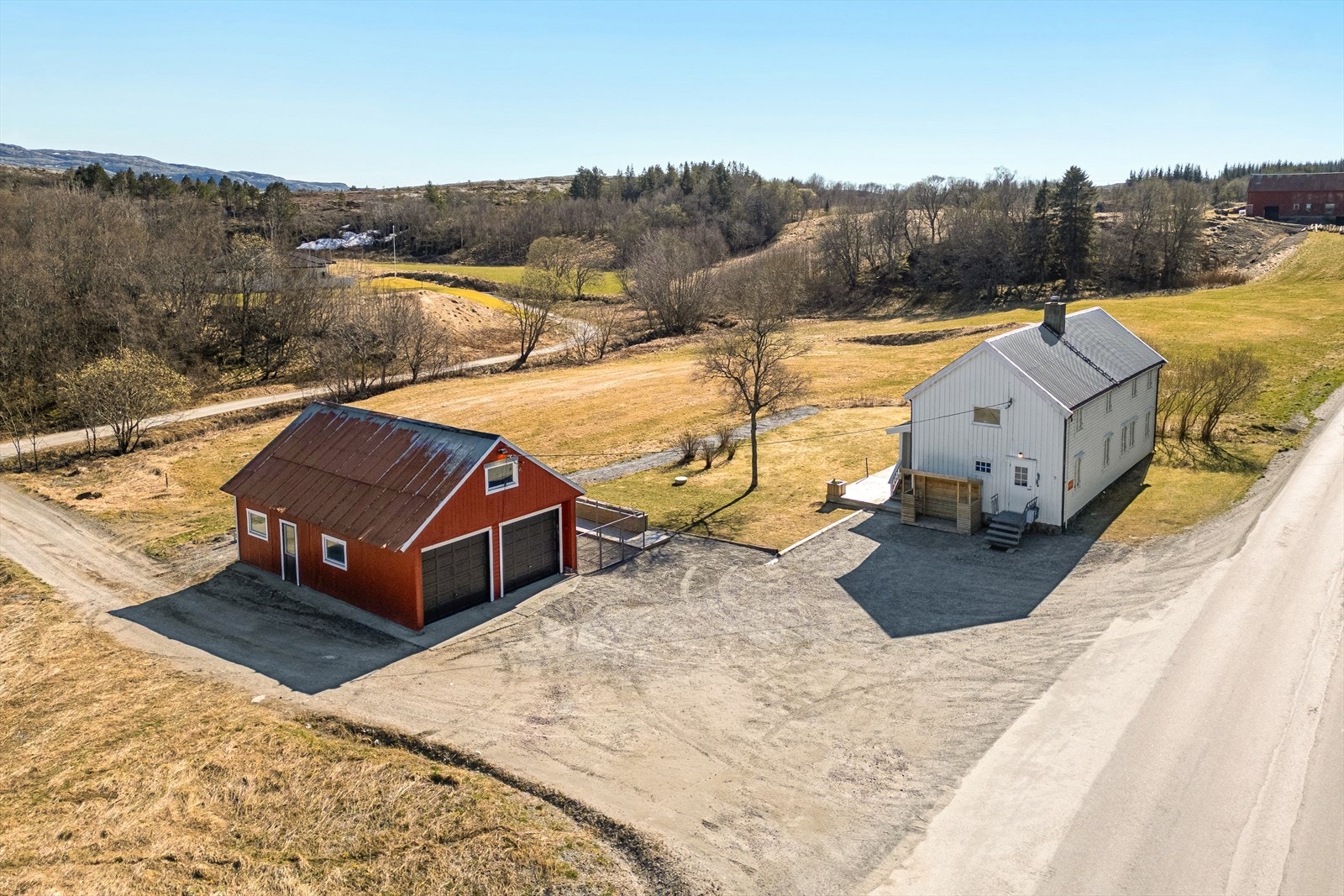 Eiendommen inkluderer en separat garasje med tilhørende verksted og lagerrom. Galleribilde