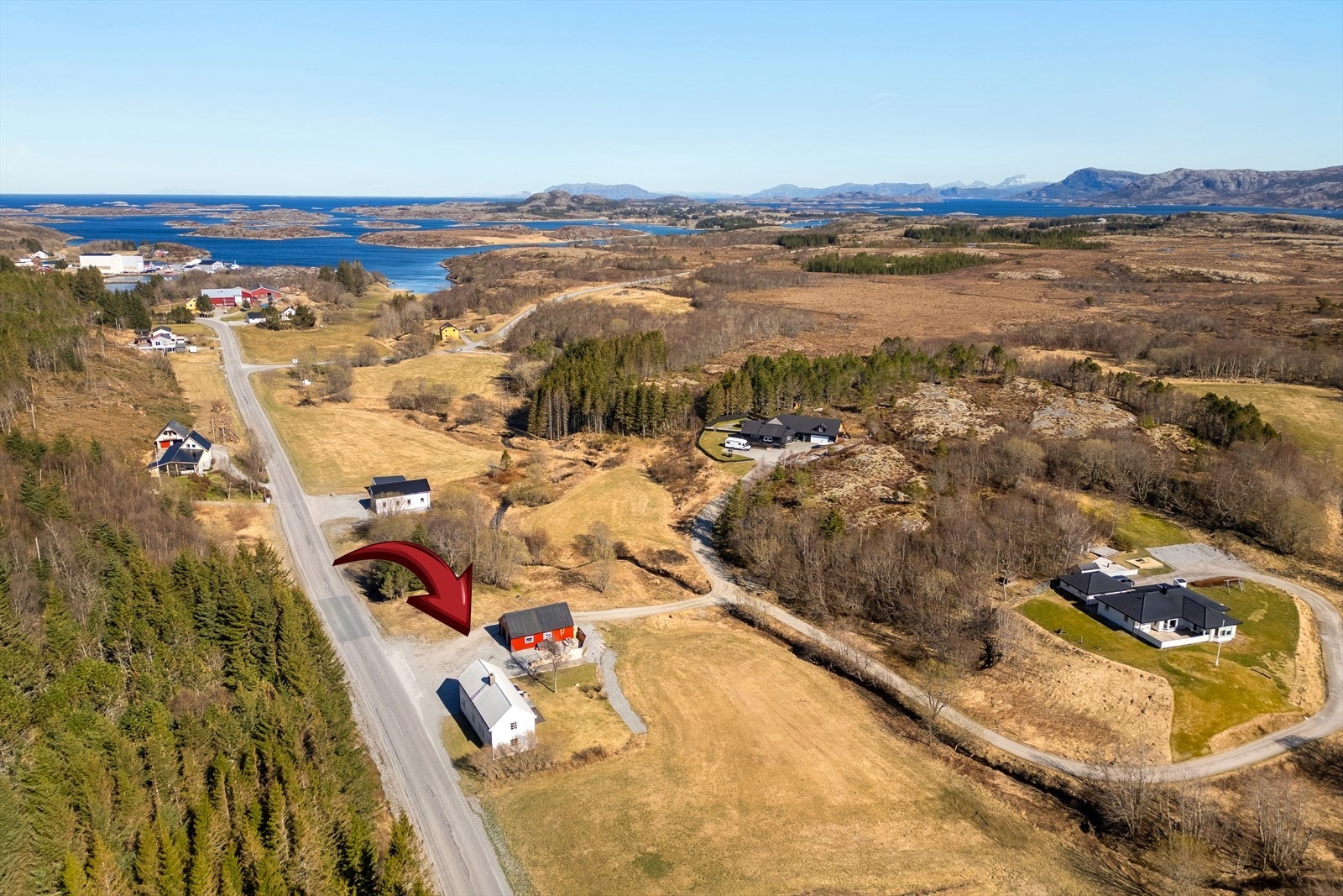 Eiendommen ligger på en landlig tomt med nærhet til fylkesvei og kort avstand til Rørvik sentrum. Galleribilde