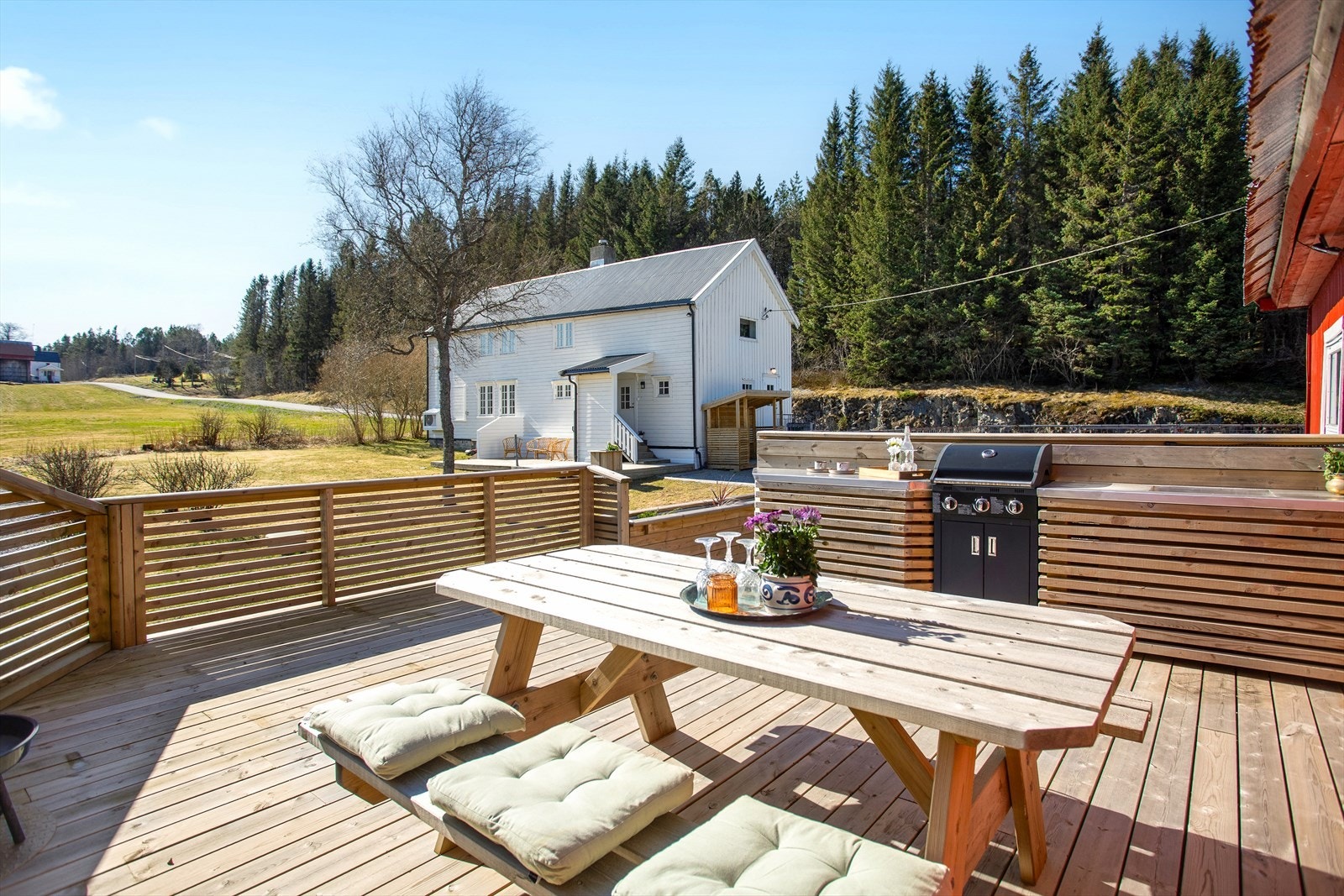 Terrassen er oppført i 2022 med impregnerte terrassebord og gir et hyggelig uteområde. Galleribilde
