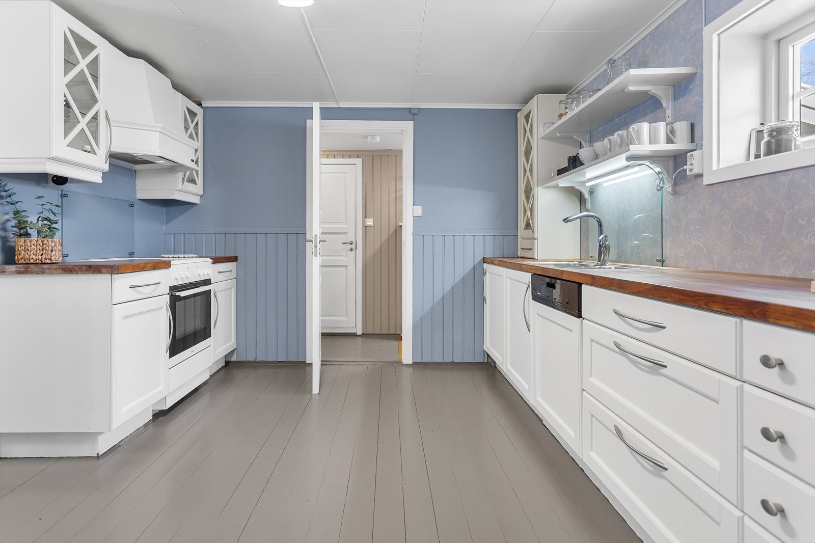 Kjøkkenet har ventilator med avtrekk til uteluft for effektiv ventilasjon. Galleribilde