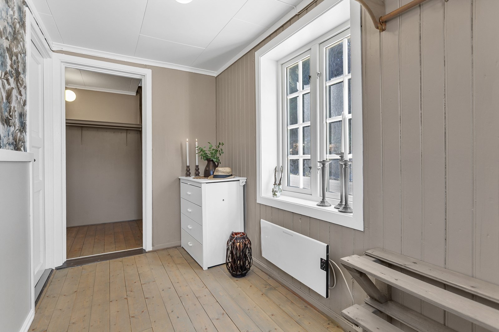 Her fra gangen i 2. etg, med gulv som er nylagt i 2022, og overflatene er malt og tapetsert samme år. Galleribilde