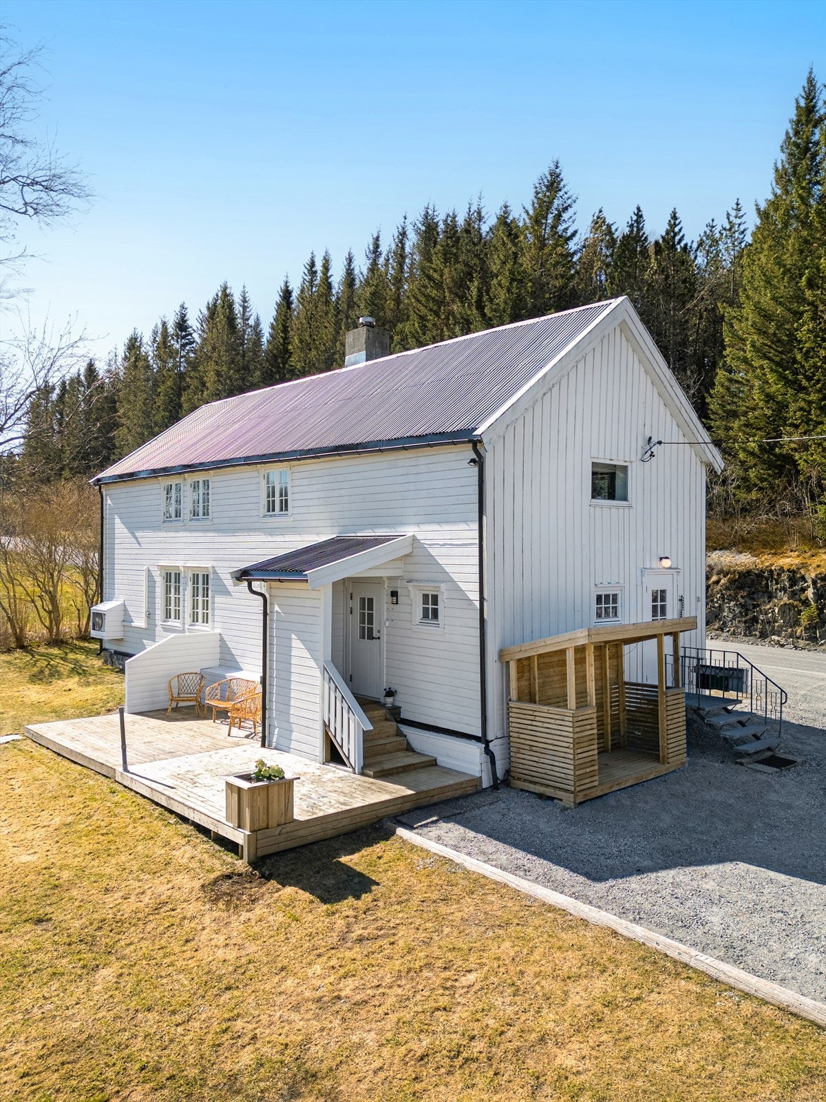 Boligen har en terrasse med impregnerte terrassebord, oppført i 2022, som skaper et praktisk uteområde. Galleribilde
