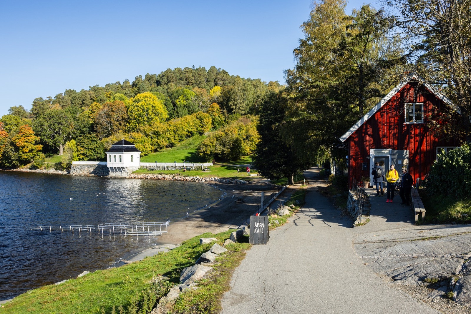 Hanne på Landet holder åpent de fleste dagene du har lyst å komme en tur og nyte livet ved fjorden. Galleribilde
