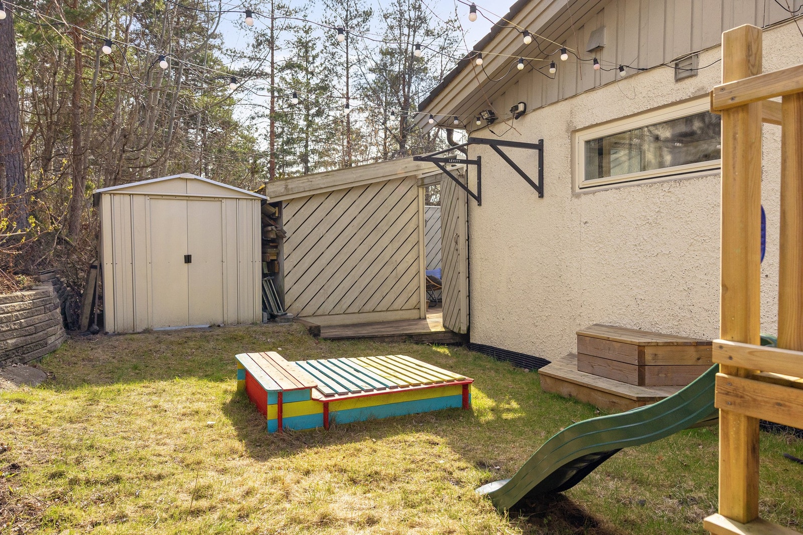 I hagen bak huset er det tilrettelagt for lek og moro i trygge omgivelser for barna. Galleribilde