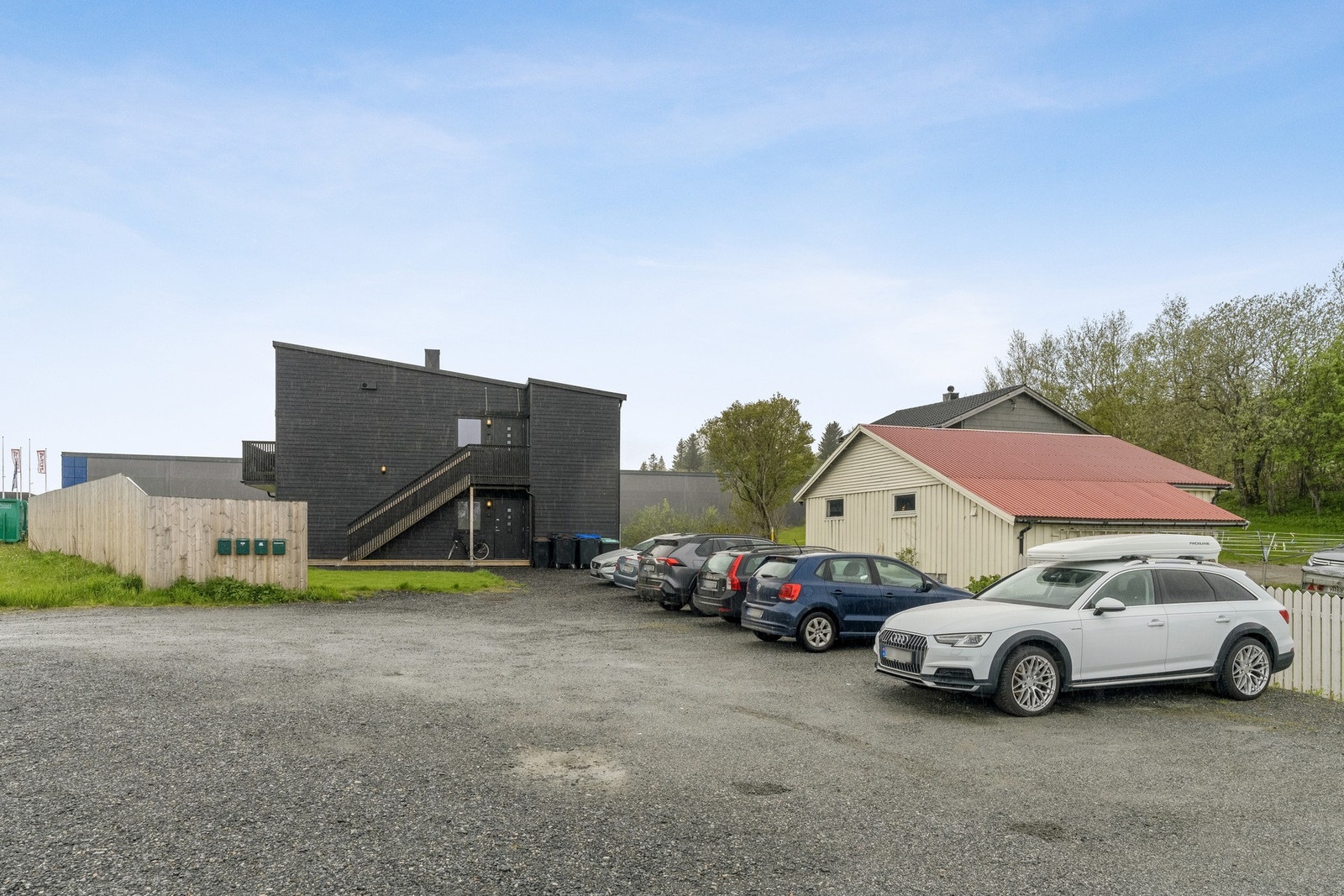 Sameiet disponerer felles, gruset parkeringsarealer på egen tomt. Galleribilde