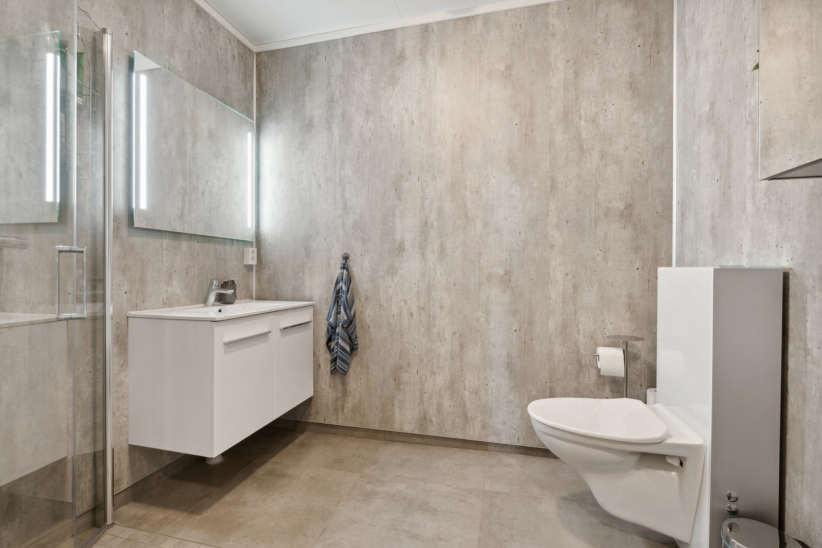 Badet er av god størrelse, og har flislagt gulv med elektriske varmekabler. Galleribilde