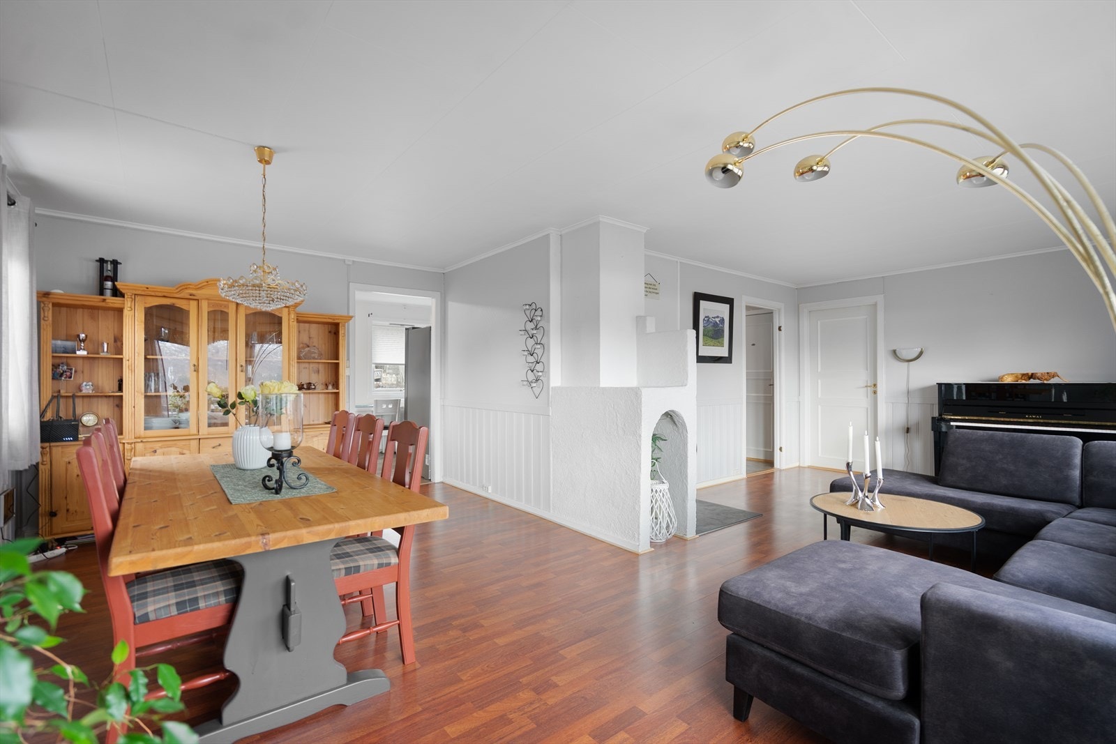 Spisestue med god plass for stort spisebord. Galleribilde