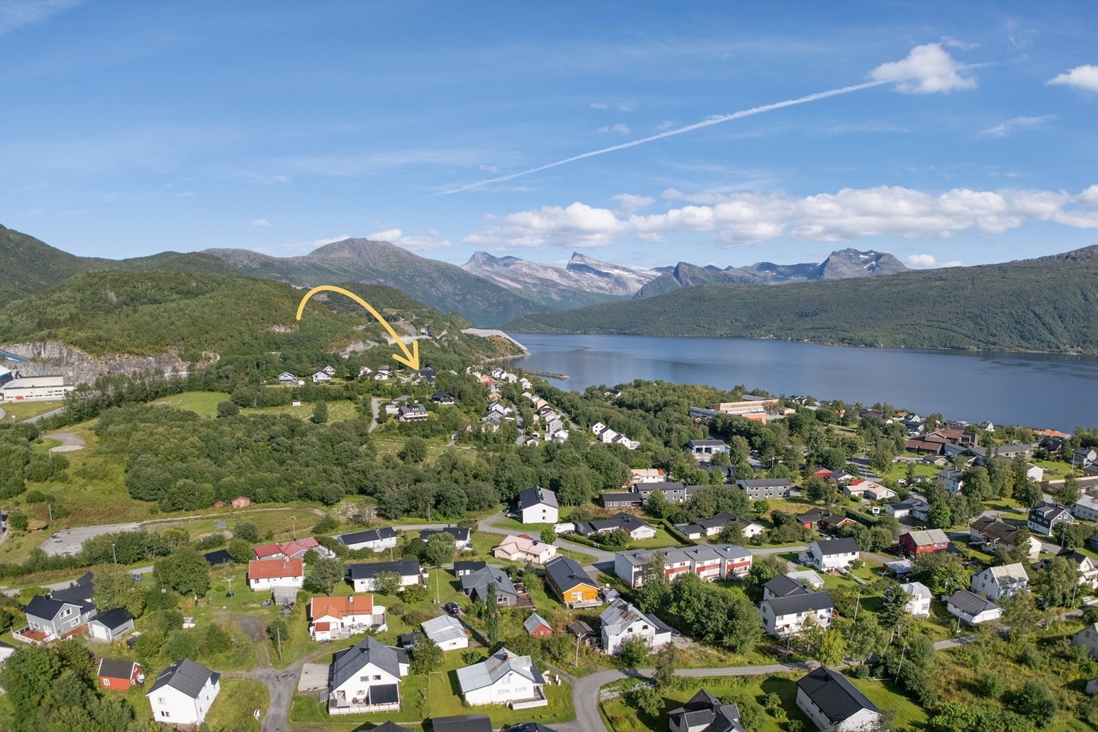 Eiendommen ligger i etablert boligområde i Kjøpsvik. Området består hovedsakelig av småhusbebyggelse med nærhet til skole, butikk og øvrige servicetilbud. Galleribilde