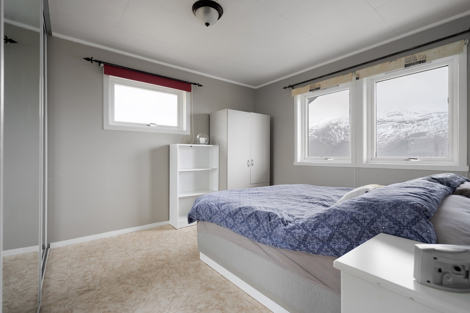 Soverom 1 inneholder en skyvedørgarderobe, flere vindusflater som slipper inn rikelig med dagslys. Galleribilde