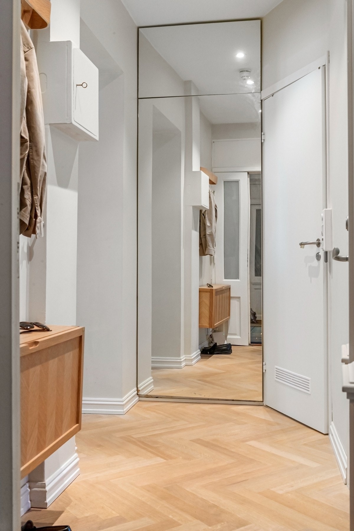 Bak speilet er det praktisk nisje for vaskemaskin og tørketrommel Galleribilde