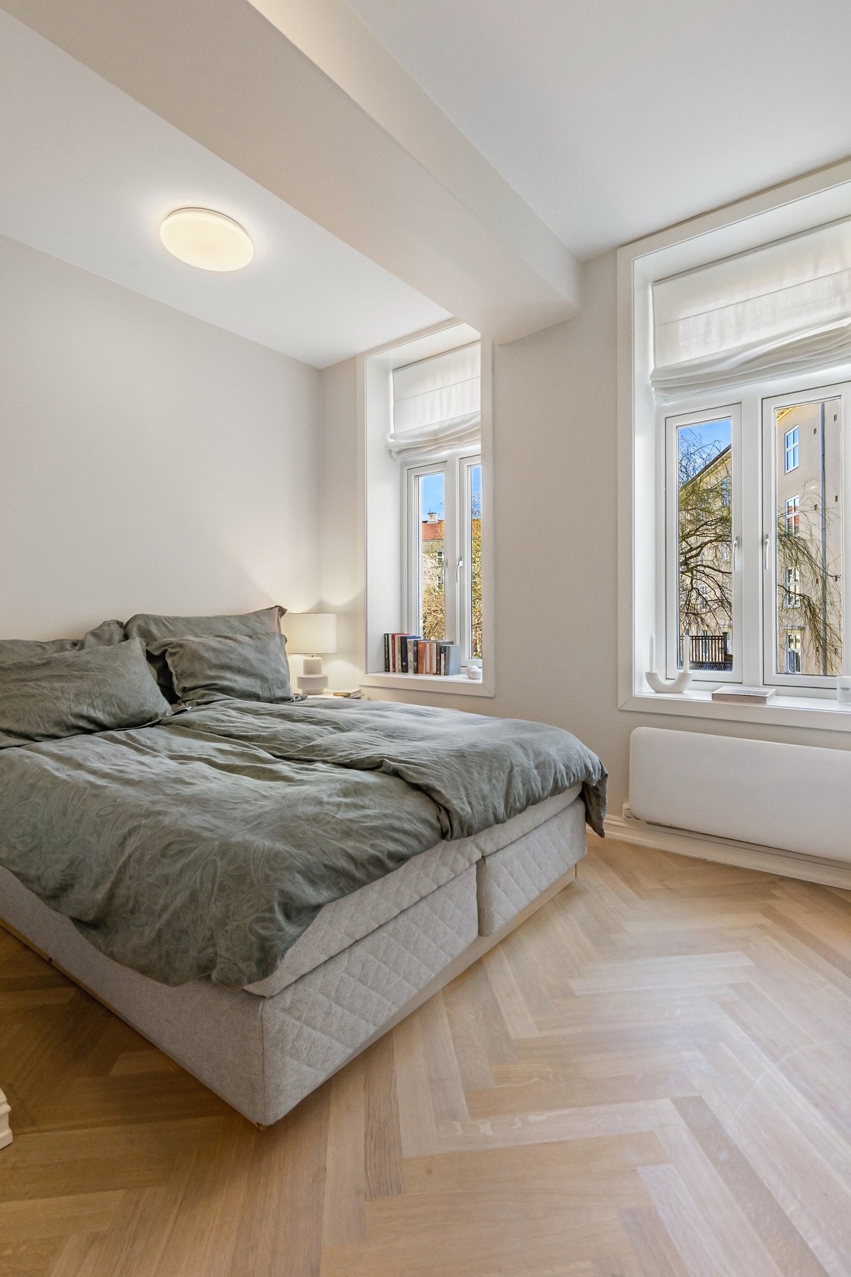 Det er en hel etasje ned til bakgården fra soverommet Galleribilde