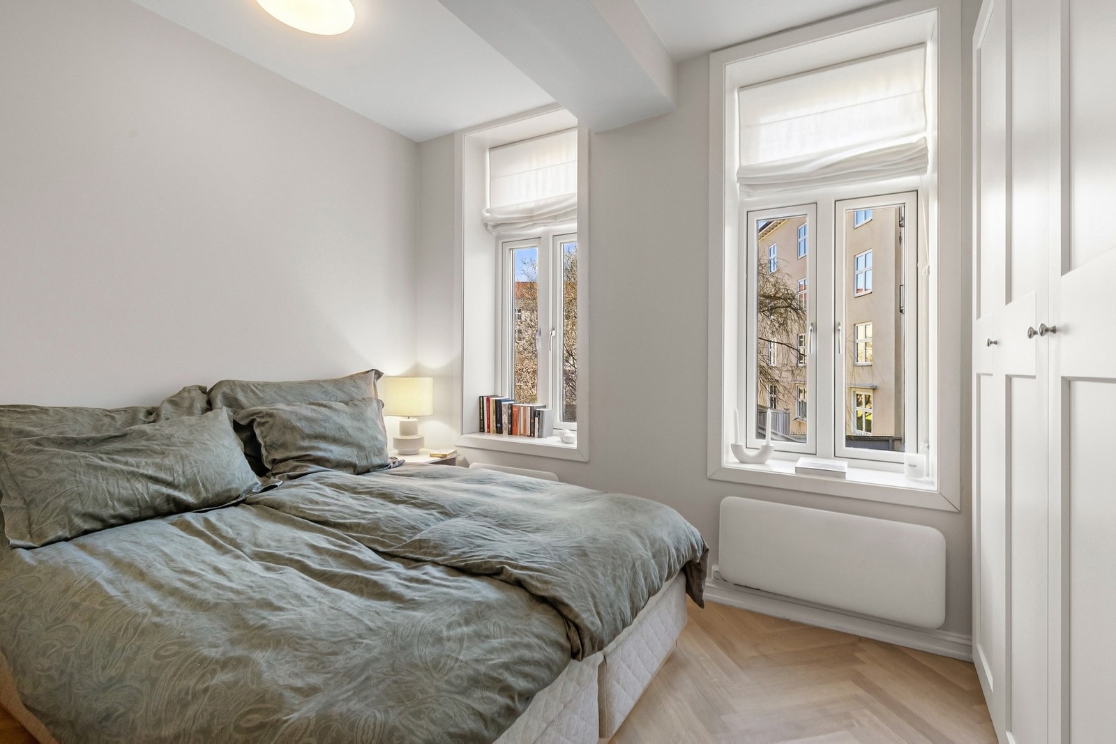 Stort og lyst soverom som vender i sin helhet mot bakgård. Her sover du stille og rolig Galleribilde