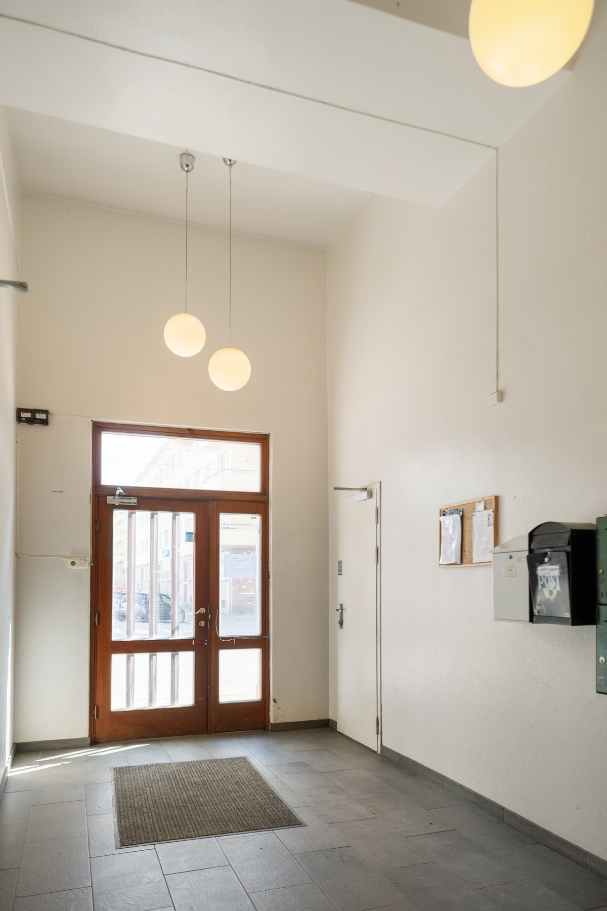 Bygningen har et lyst og imøtekommende inngangsparti. Galleribilde