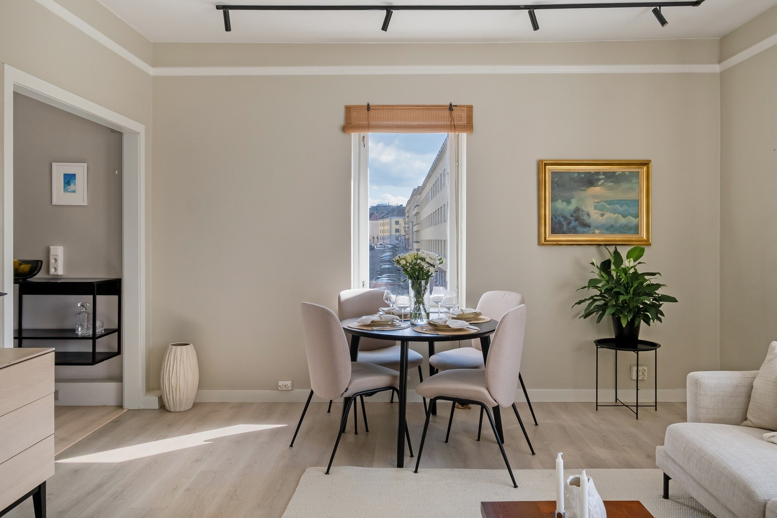 Det er god plass til sittegruppe, spisebord og en egen "godstol". Galleribilde