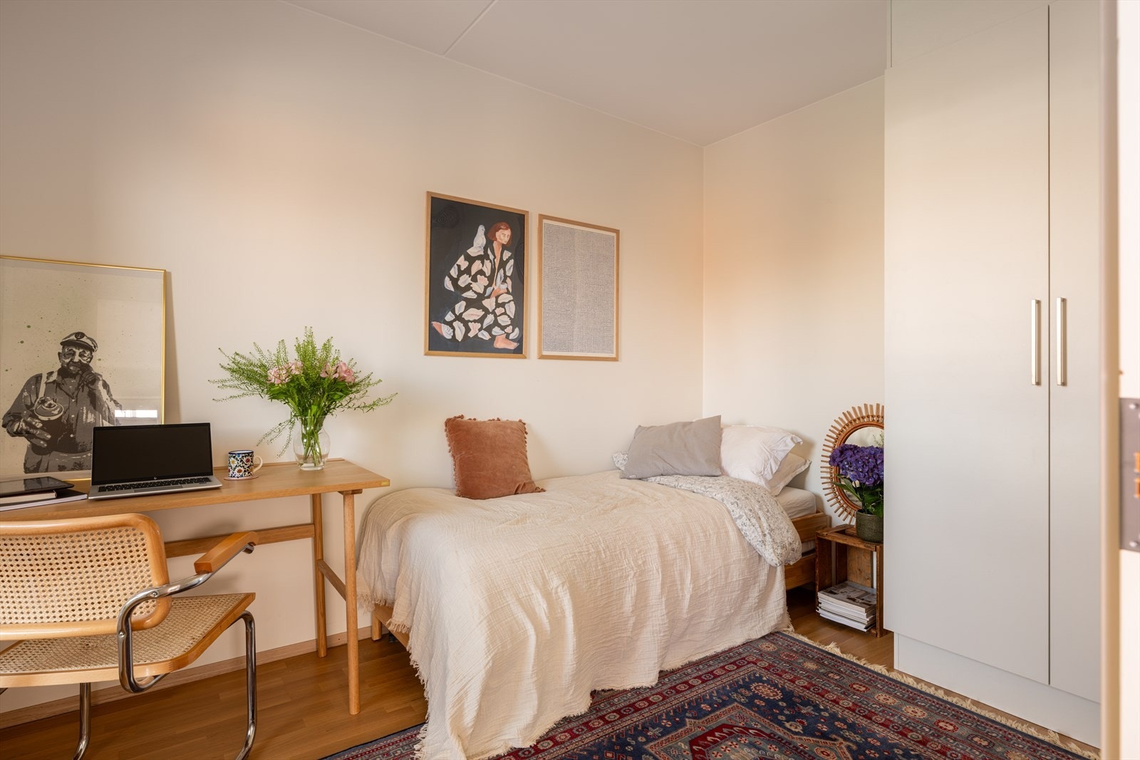 Rommet har plass til seng, garderobe og skrivepult, og egner seg godt som barnerom, gjesterom eller hjemmekontor. Galleribilde
