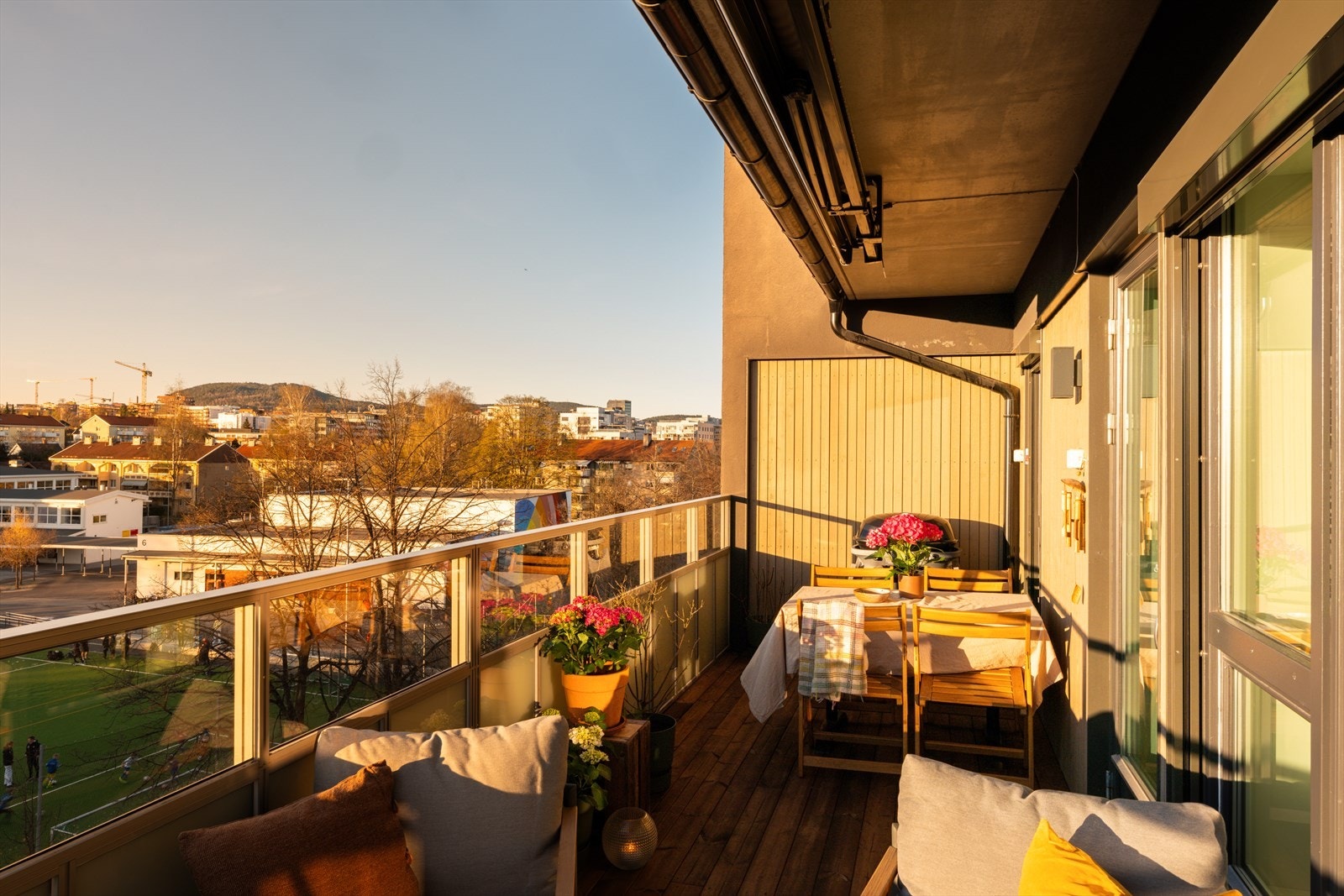 En fantastisk uteplass som bader i ettermiddags- og kveldssol. Galleribilde