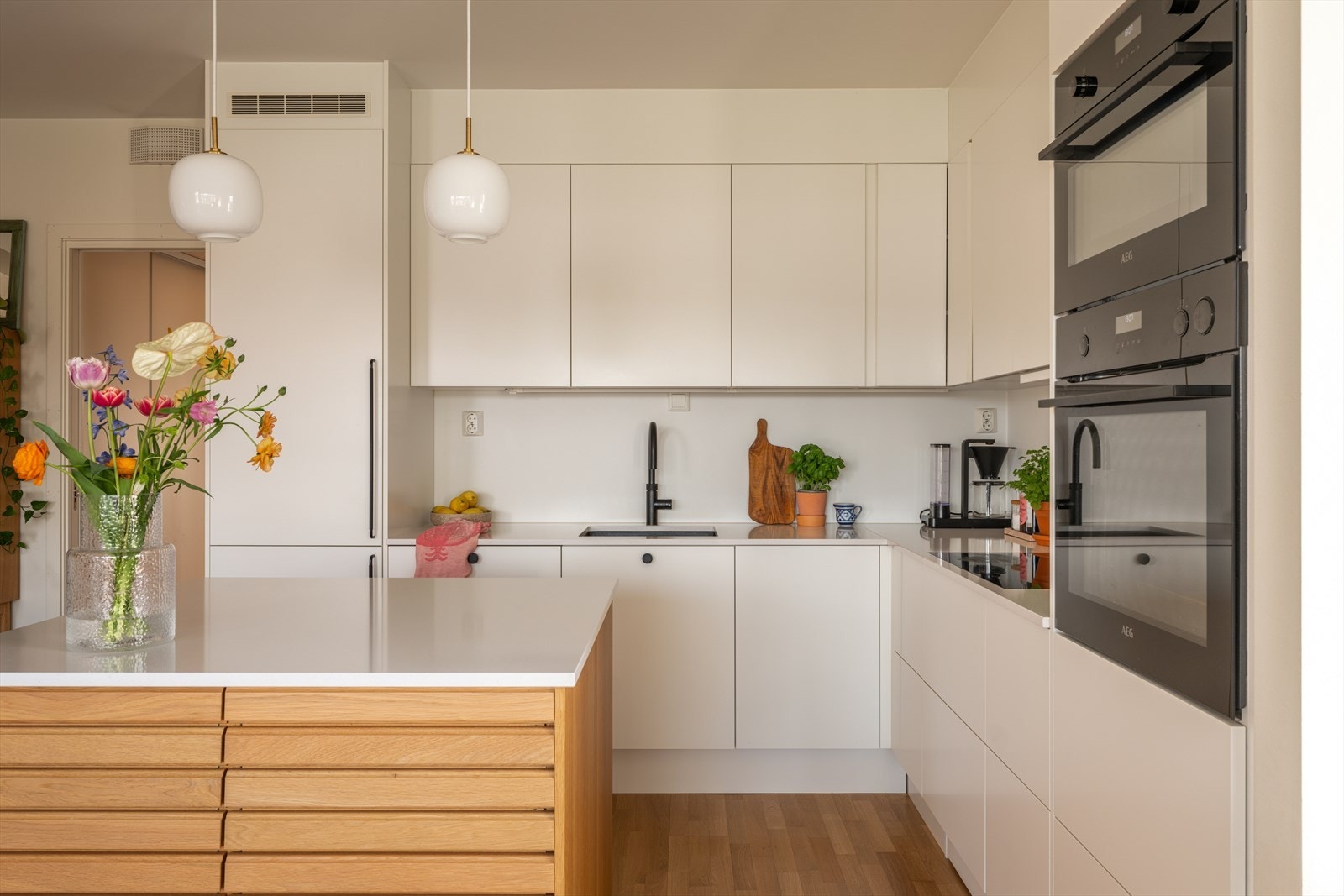 Kjøkkenet er også utstyrt med armatur fra Quooker, som gir kaldt, varmt og kokende vann fra samme kran. Galleribilde
