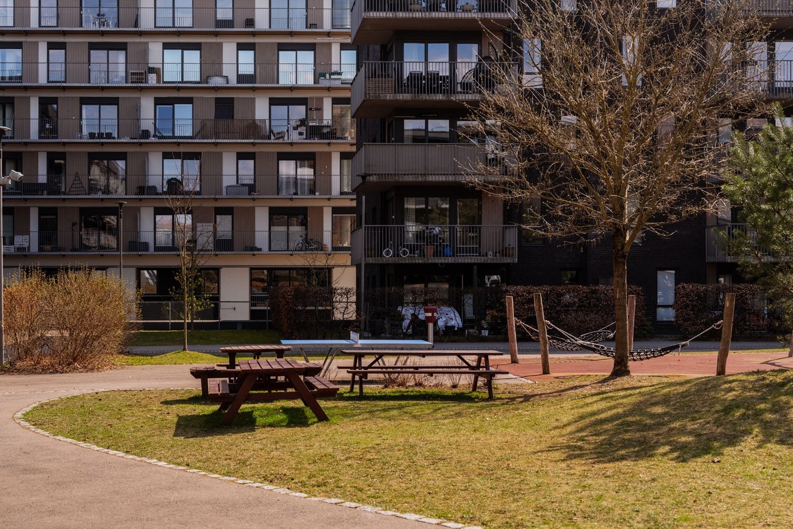 Utendørs nyter beboerne flotte og frodige uteområder tilpasset både store og små. Galleribilde