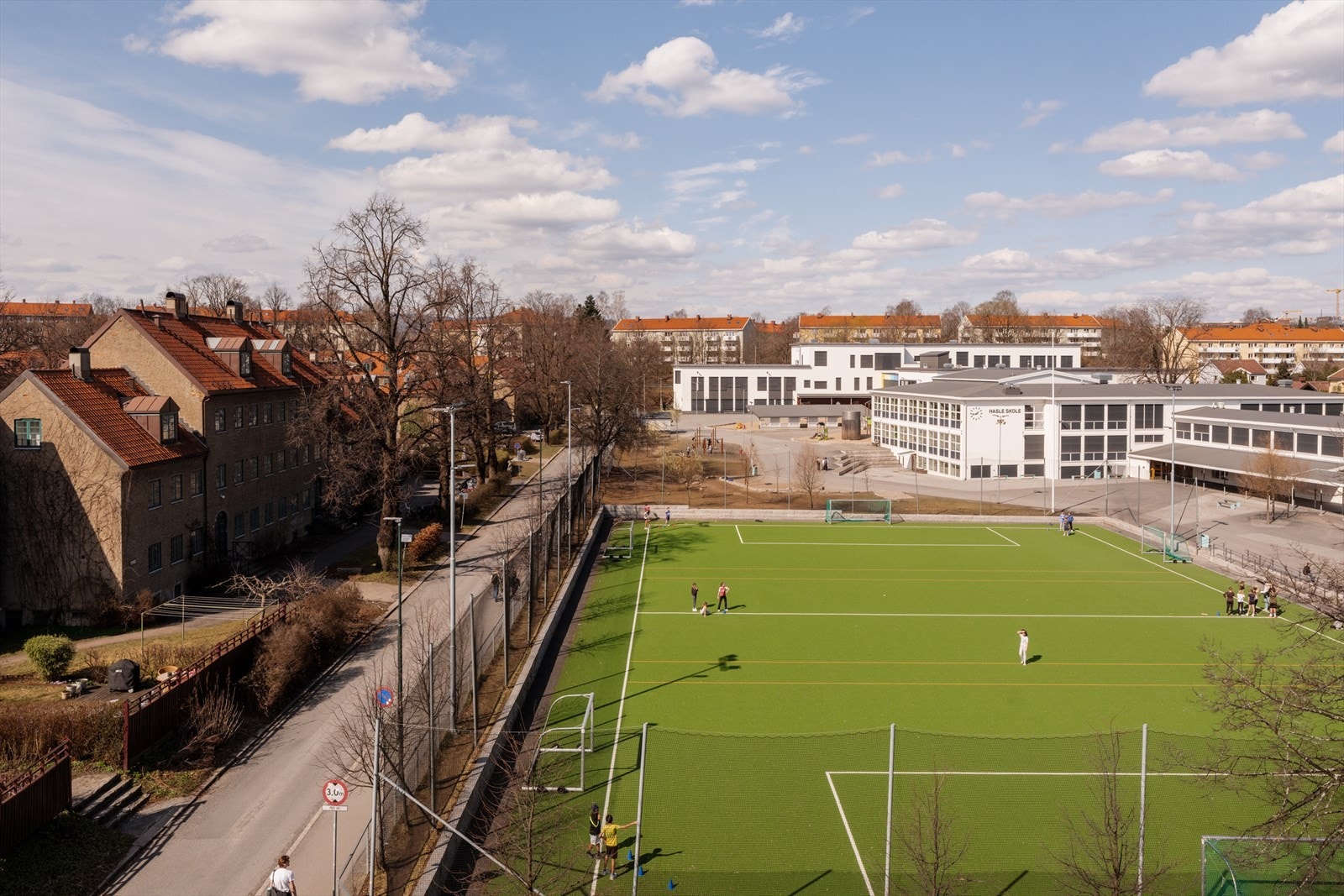 Hasle skole og fotballbanen ligger like over veien. Galleribilde