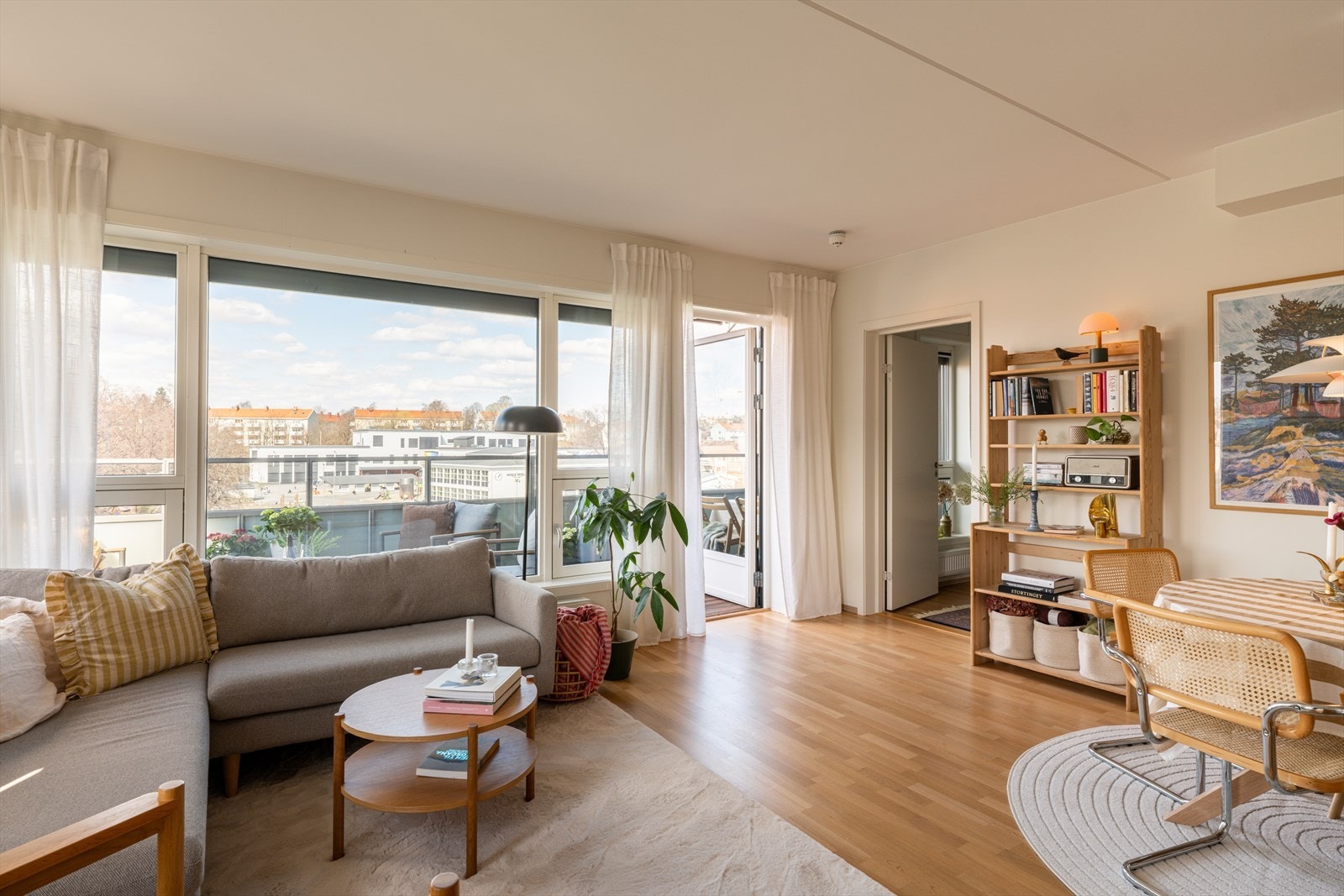Stuen er lett å innrede og har god plass til en romslig sofagruppe. Galleribilde