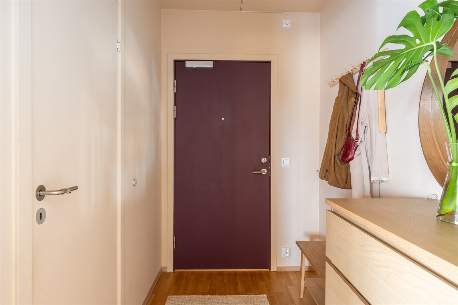 Lys og praktisk entré med god plass til yttertøy og sko. Rommet har en ryddig og funksjonell utforming med gode oppbevaringsmuligheter i garderobeløsning og plass til møblering etter behov. Galleribilde