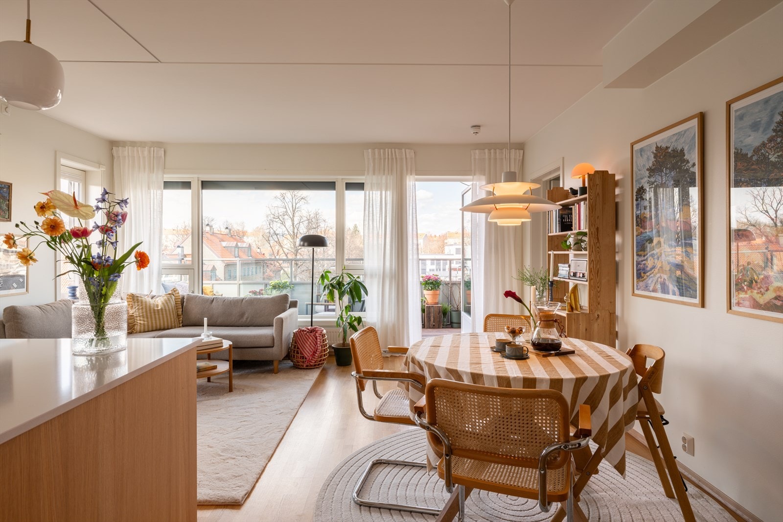 De store vinduene sørger for rikelig med naturlig dagslys. Galleribilde