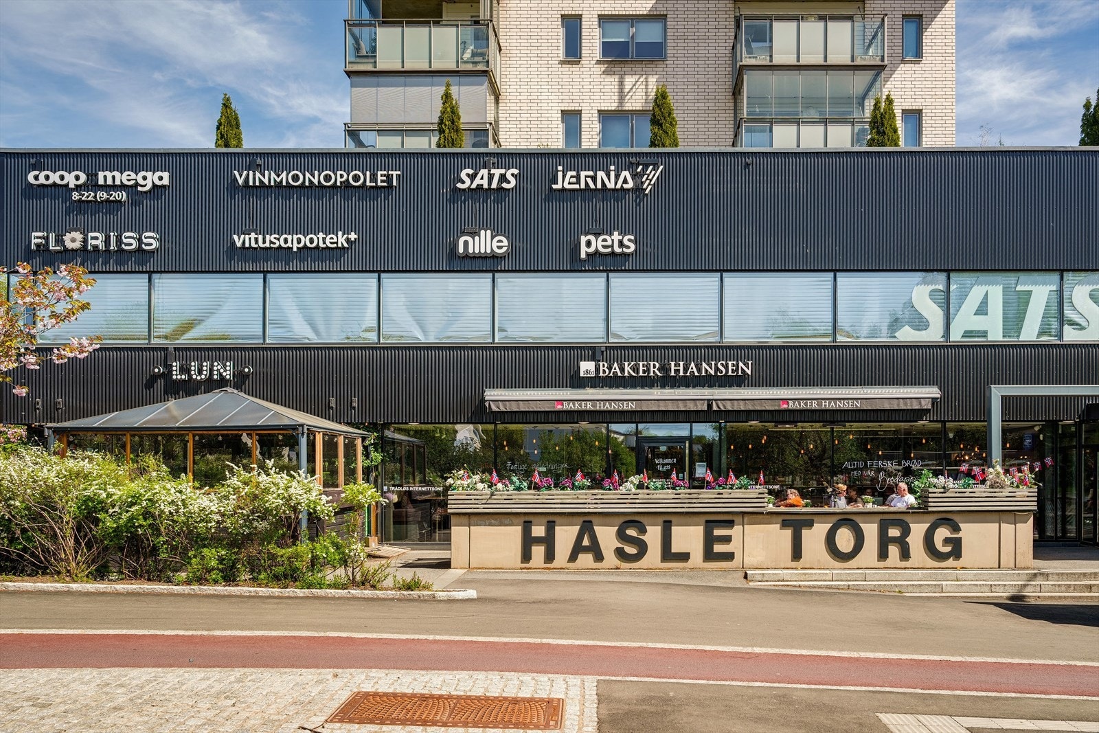 På Hasle Torg finner man blant annet dagligvarebutikker, vinmonopol, kaféer, treningssentre og andre fasiliteter. Galleribilde