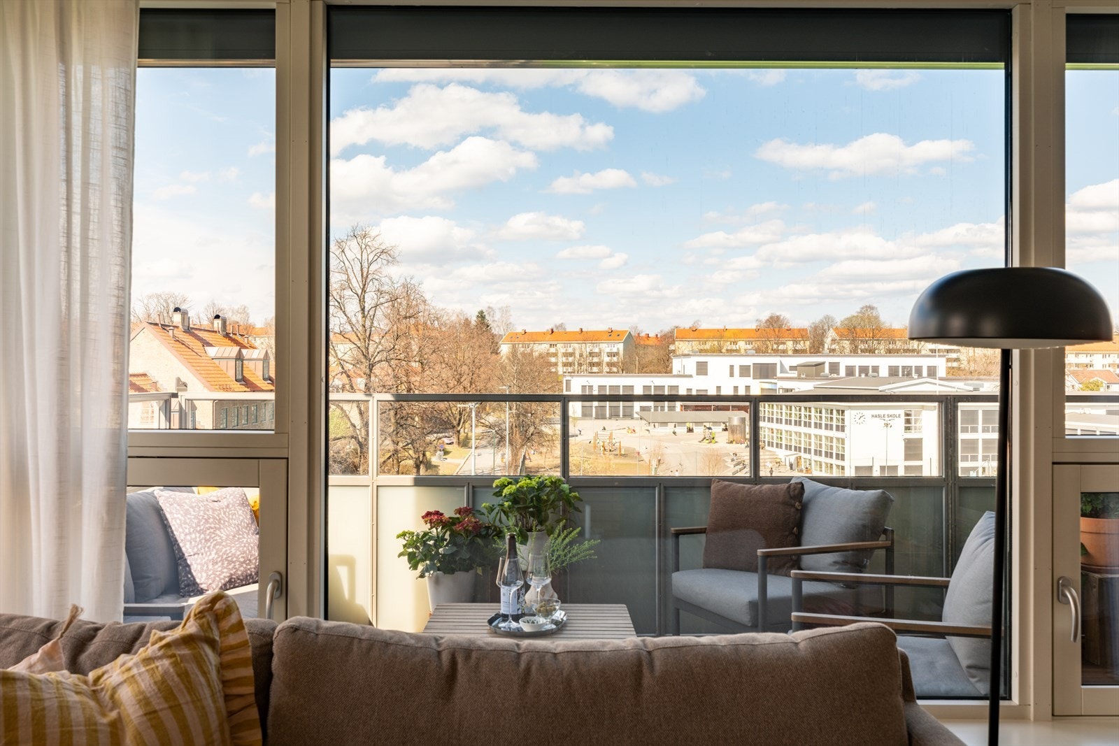 Kjekt å vite er at leiligheten varmes opp via radiatorer tilknyttet fjernvarme. Galleribilde