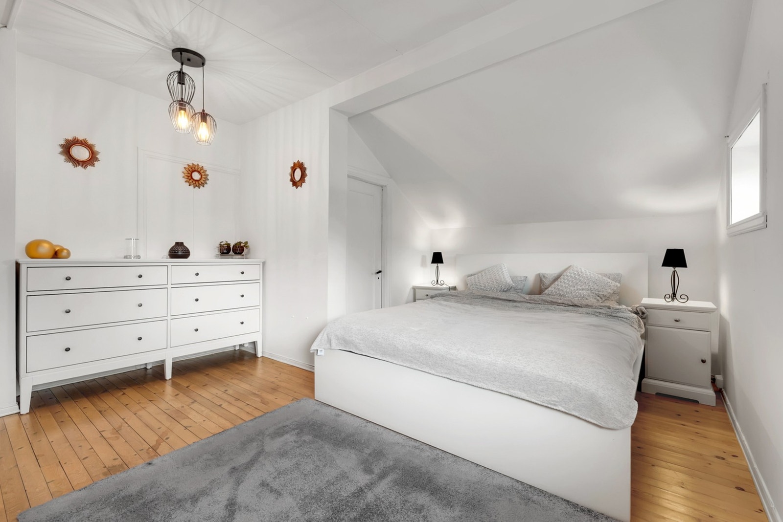 Soverommet har i tillegg tilgang til en praktisk, mindre bod. Galleribilde