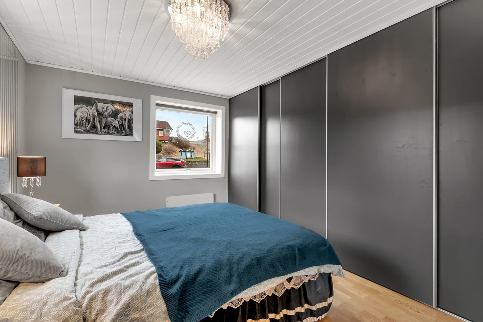 Boligen har et romslig soverom i første etasje, med god plass til både dobbeltseng og nattbord. Galleribilde
