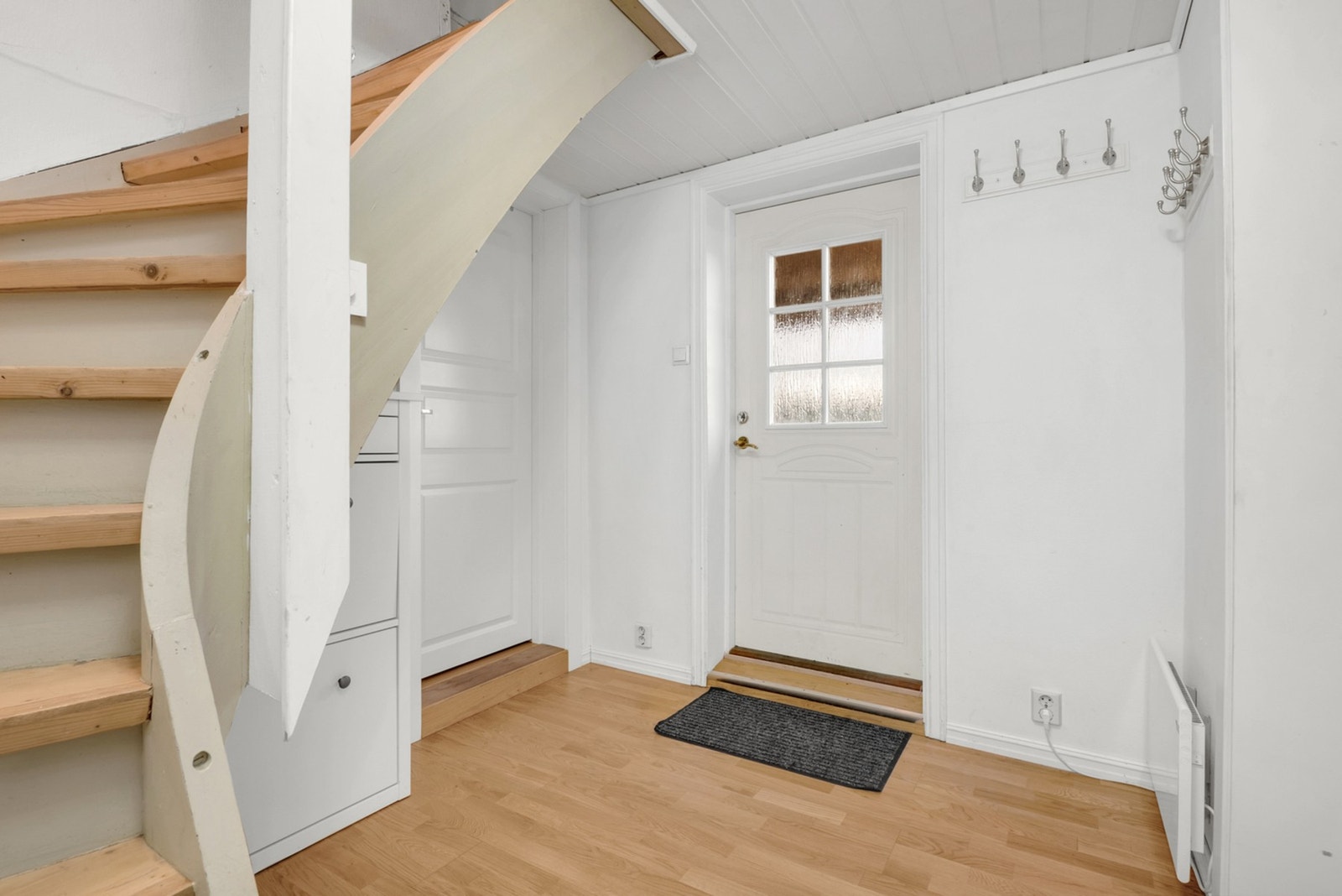 Boligen har en lys og hyggelig entré. Galleribilde