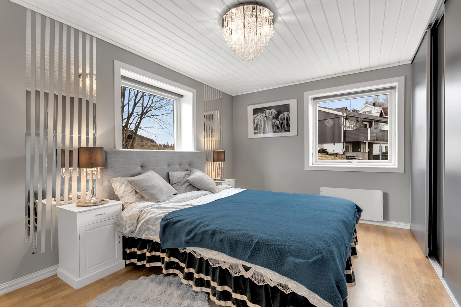 Rommet oppleves lyst og innbydende, og er utstyrt med en praktisk skyvedørsgarderobe som gir effektiv og ryddig oppbevaring. Galleribilde