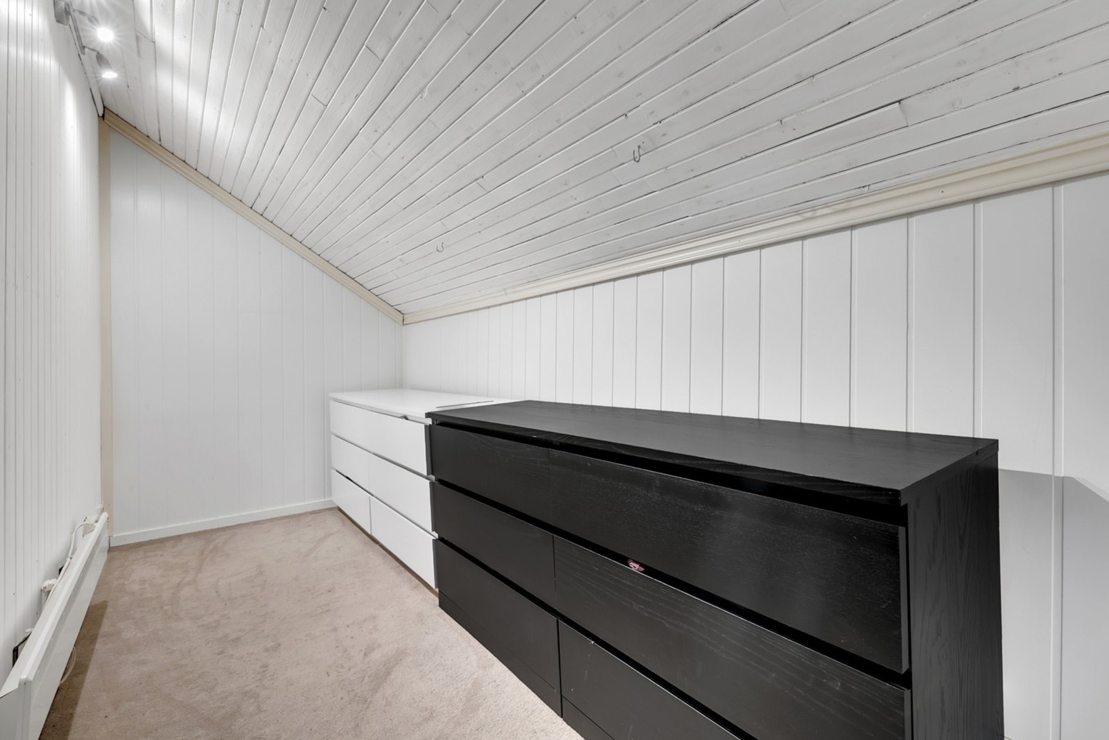 Fra det ene soverommet har du direkte tilgang til et omkledningsrom som egner seg perfekt som et romslig walk-in-closet. Galleribilde