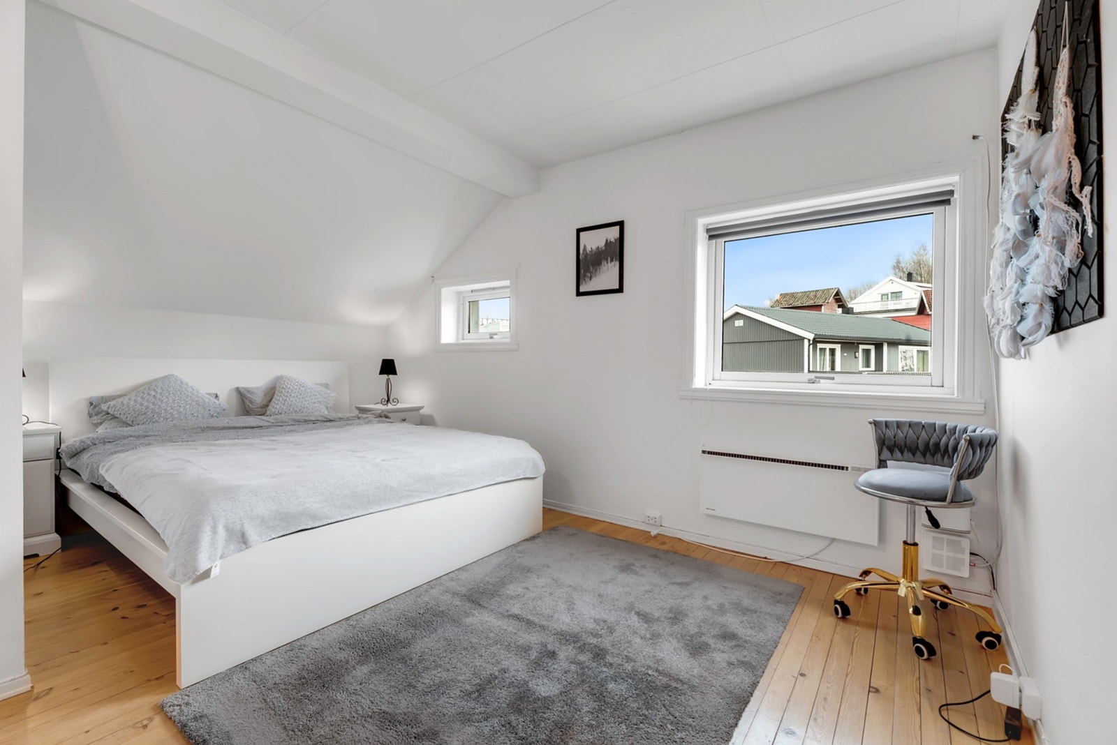 Rommene gir også fleksibilitet til ønsket møblement, enten du ønsker kommode, garderobeskap eller annen oppbevaringsløsning. Galleribilde