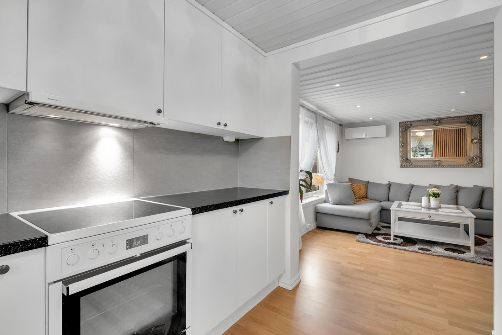 Det har nedfelt stålvask med ettgreps blandebatteri, samt hvitevarer som kjøl/fryseskap, oppvaskmaskin og stekeovn. Galleribilde