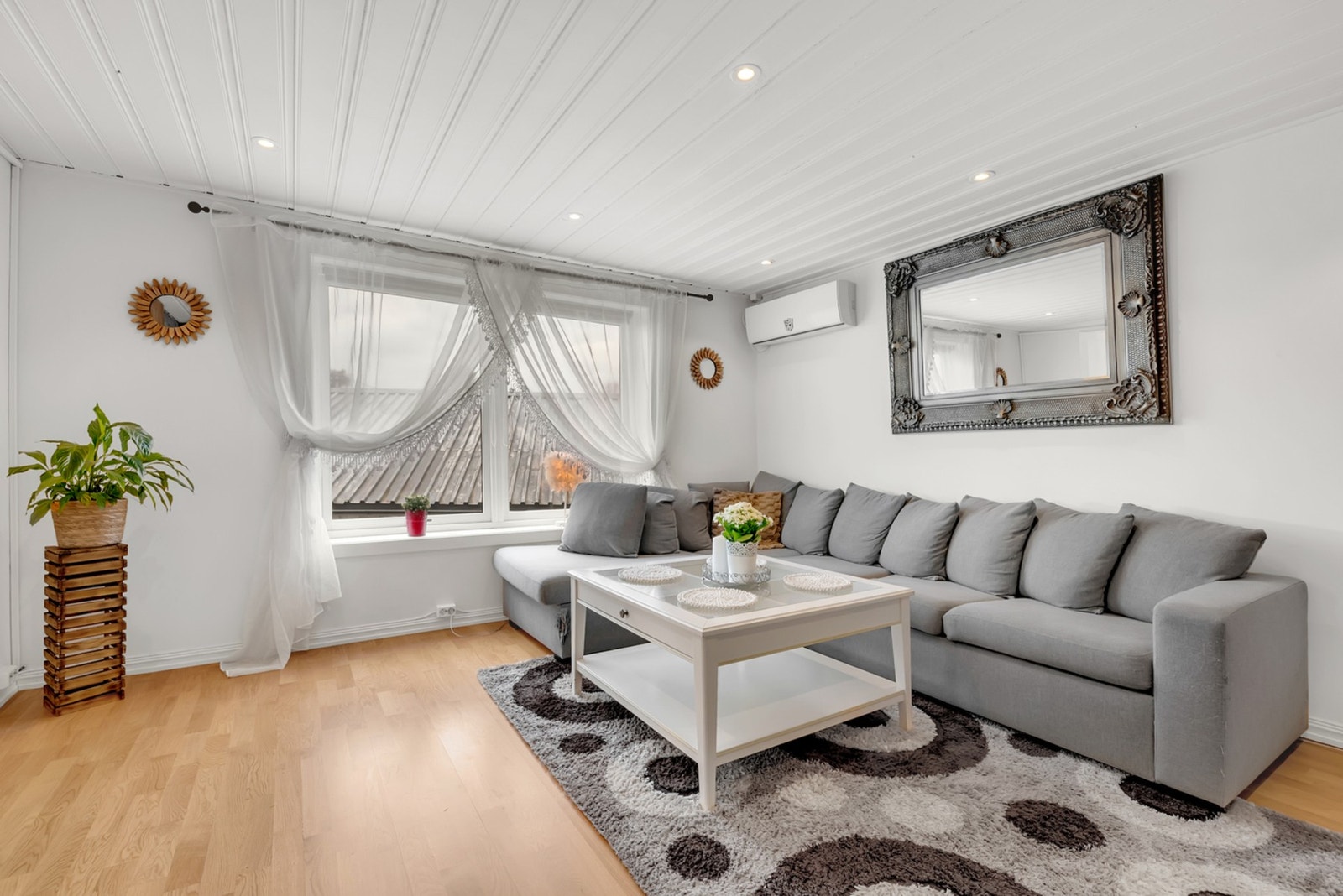 Vinduer slipper inn rikelig med naturlig lys og gir rommet en lys og luftig følelse. Galleribilde