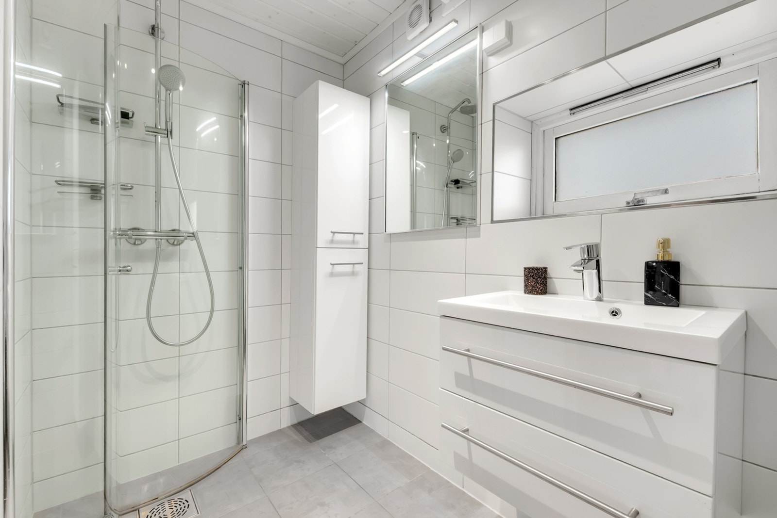 Badet har mekanisk avtrekk og luftespalte over døren for å sikre god luftutskifting. Galleribilde