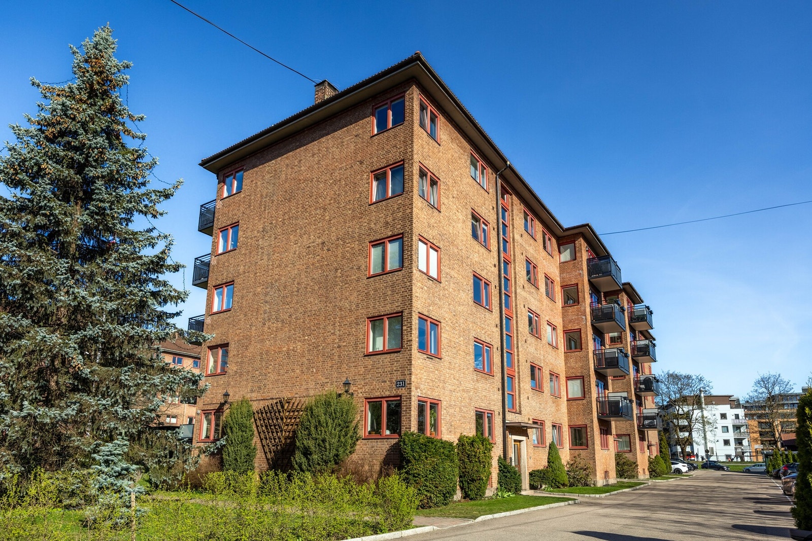 Borettslaget har flotte og frodige fellesarealer med sittegrupper sommerhalvåret, og har videre gode forbindelse til grøntområder og turmuligheter Galleribilde