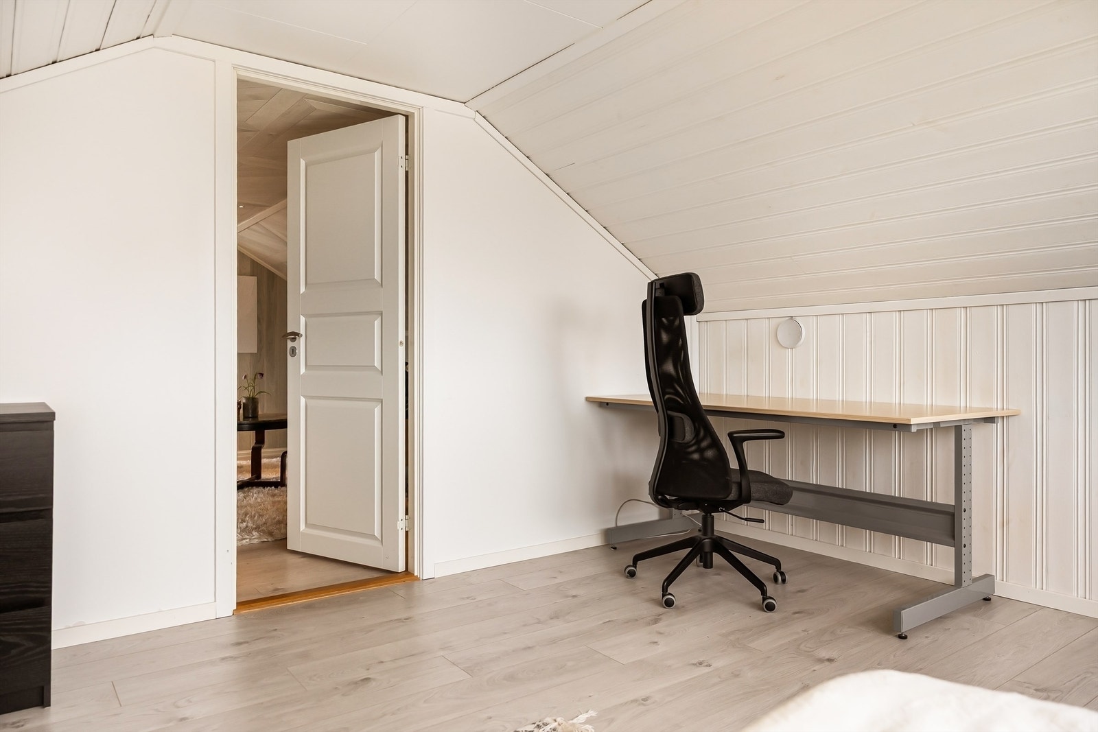 Loftsetasjen er delt opp med et stort rom i hver ende, avdelt av loftstuen i midten (loftsetasjen er byggemeldt og godkjent som et uinnredet loft - se tekst i punktet ferdigattest i salgsoppgaven) Galleribilde