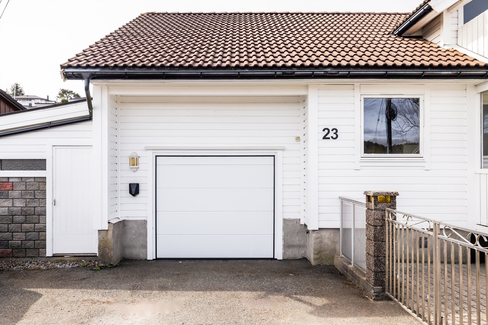 Boligen har integrert garasje og lader for elbil Galleribilde